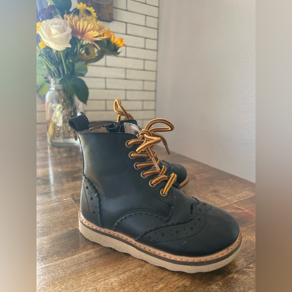 Leather Wing Tip Toddler Boots - Picture 6 of 8